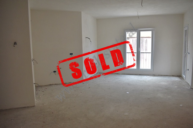 Apartament 2+1 ne shitje ne rrugen Mihal Grameno ne Tirane.
Pozicionohet ne katin 1 te nje pallati 
